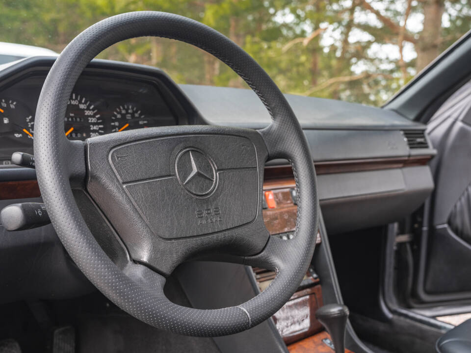 Imagen 26/55 de Mercedes-Benz E 36 AMG (1994)