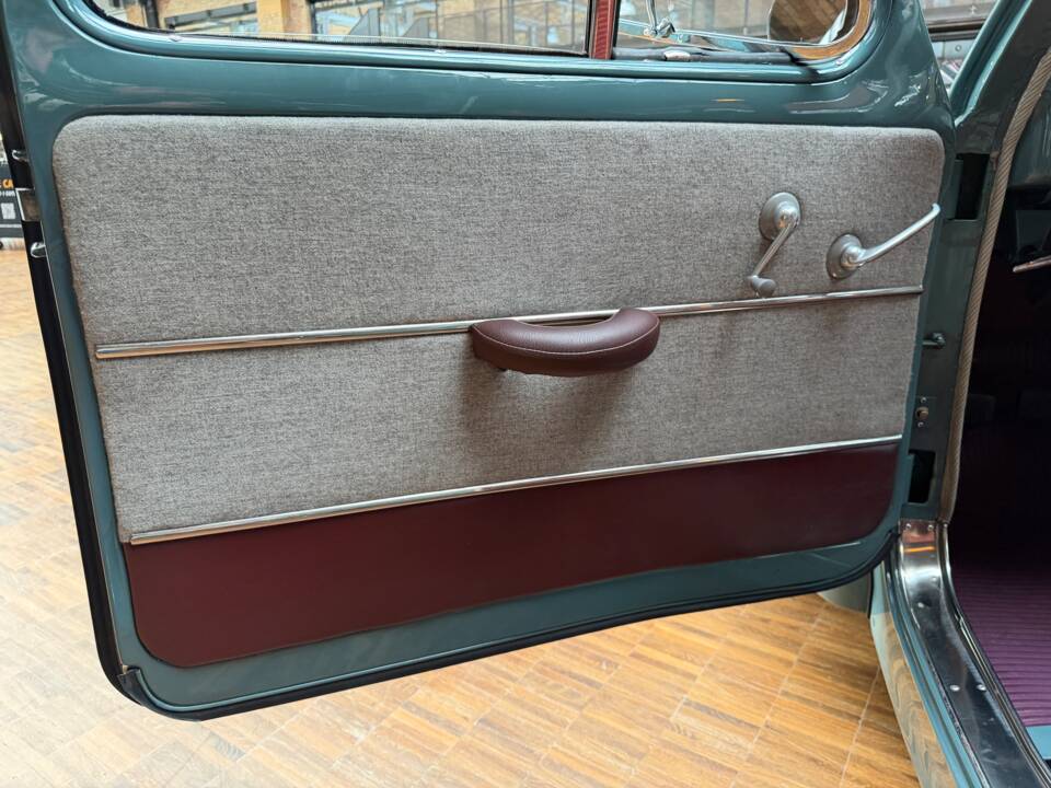 Image 16/34 of Volvo PV 444 (1951)