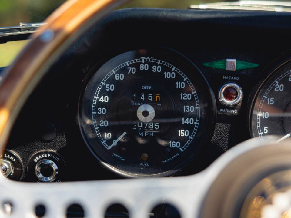 Image 41/50 de Jaguar E-Type (1969)