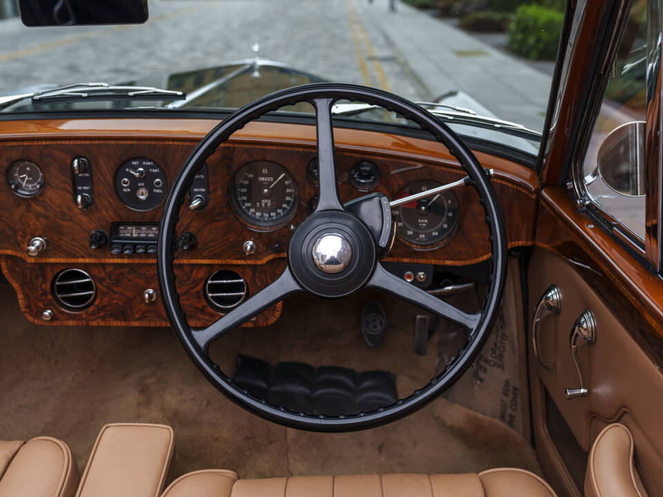 Image 22/33 of Bentley S1 DHC Park Ward (1956)