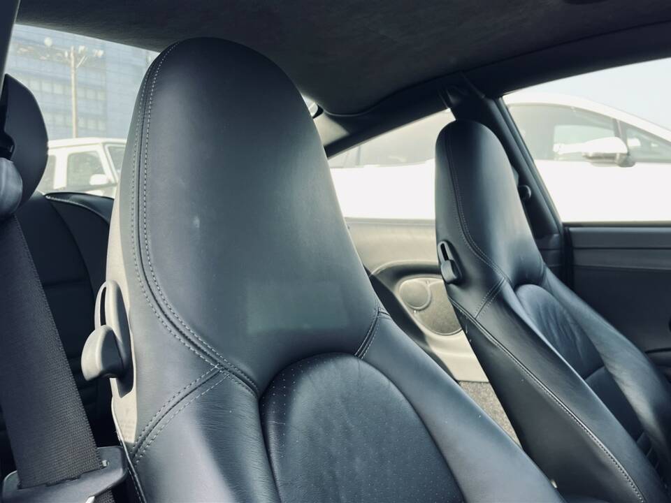 Image 16/39 of Porsche 911 Carrera 4S (2002)