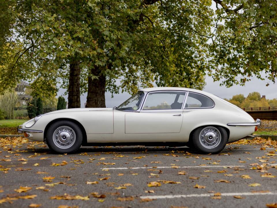 Image 12/50 de Jaguar Type E V12 (2+2) (1972)