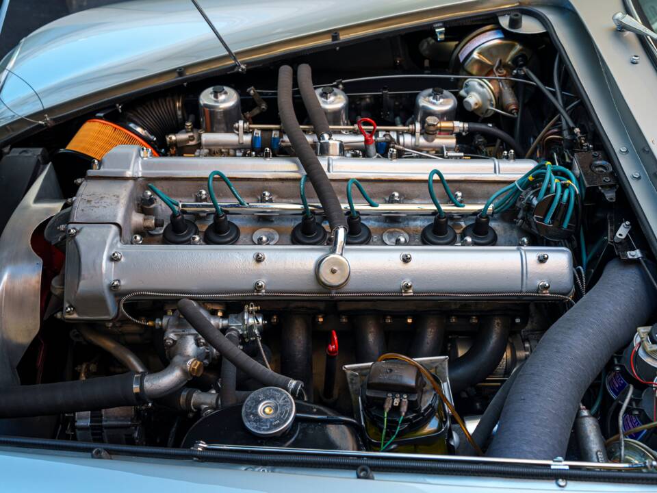 Immagine 27/27 di Aston Martin DB 6 Mk II (1971)