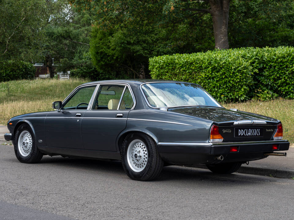 Image 4/23 of Daimler Double Six (1992)