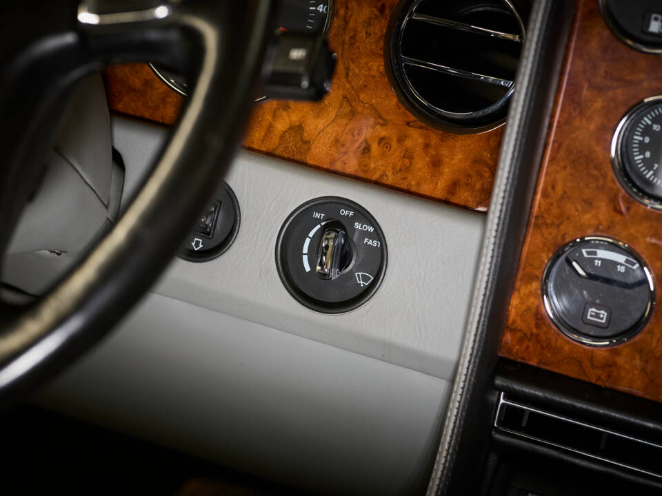 Image 37/77 of Bentley Azure (2001)