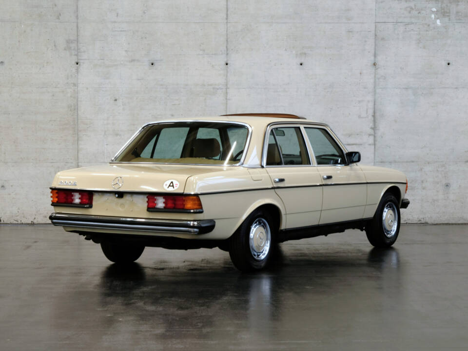 Image 4/24 de Mercedes-Benz 230 E (1982)