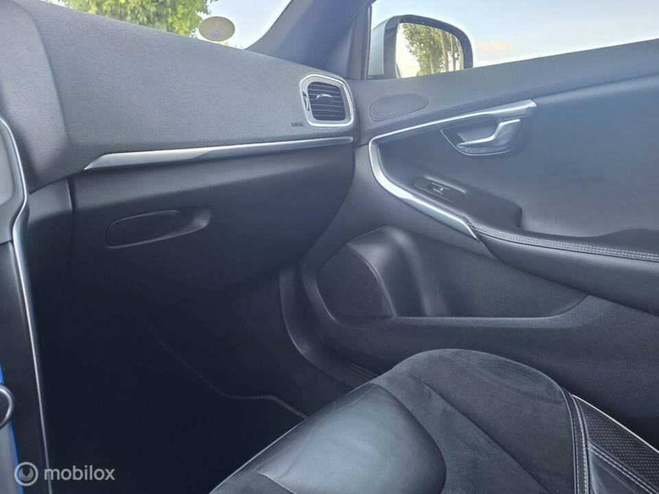Imagen 29/42 de Volvo V40 D4 R-Design (2014)