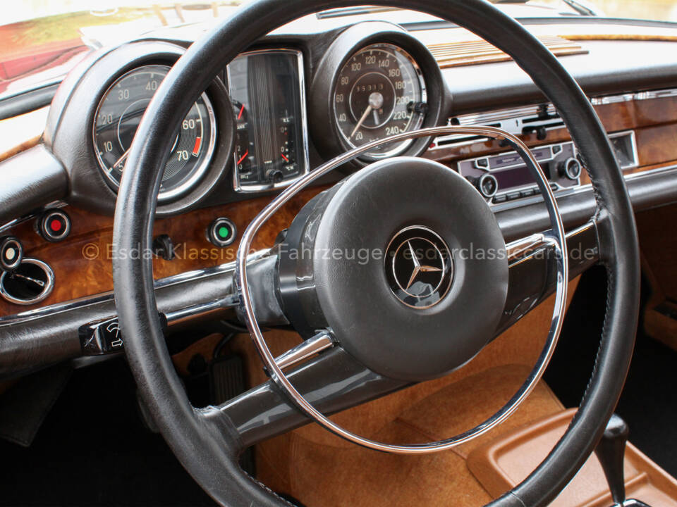 Image 18/35 of Mercedes-Benz 280 SE 3,5 (1970)