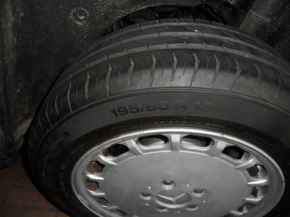 Image 131/137 of Mercedes-Benz 190 E 1.8 Avantgarde &quot;Rosso&quot; (1992)