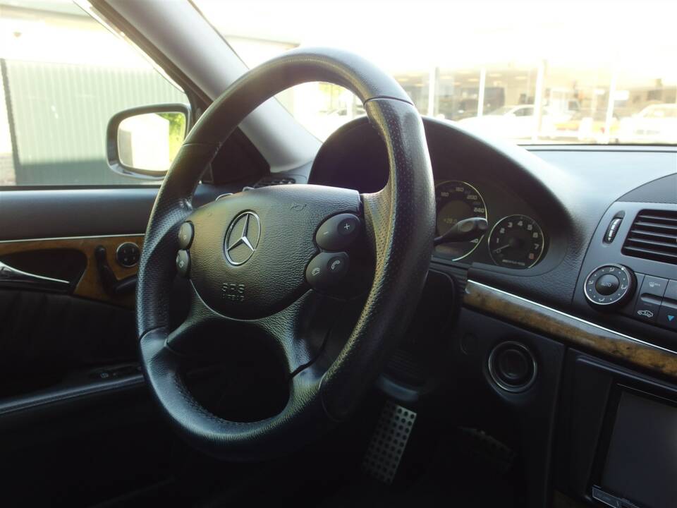 Image 44/98 of Mercedes-Benz E 63 AMG T (2008)