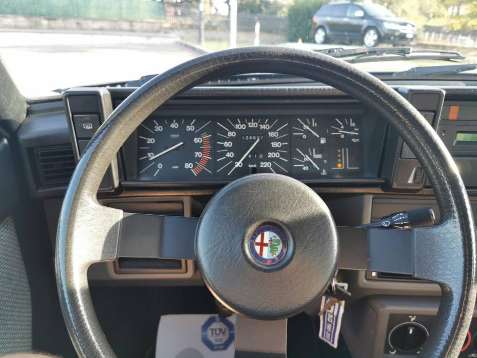 Image 6/45 de Alfa Romeo 75 1.8 (1987)