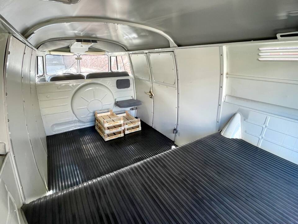 Image 15/20 of Volkswagen T1 panel van (1964)