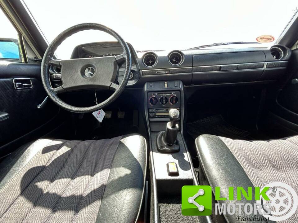 Imagen 4/10 de Mercedes-Benz 200 (1981)
