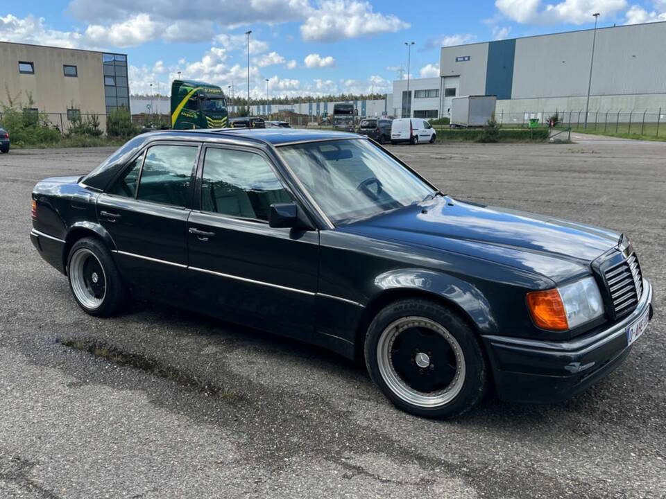 Image 8/8 of Mercedes-Benz 400 E (1991)