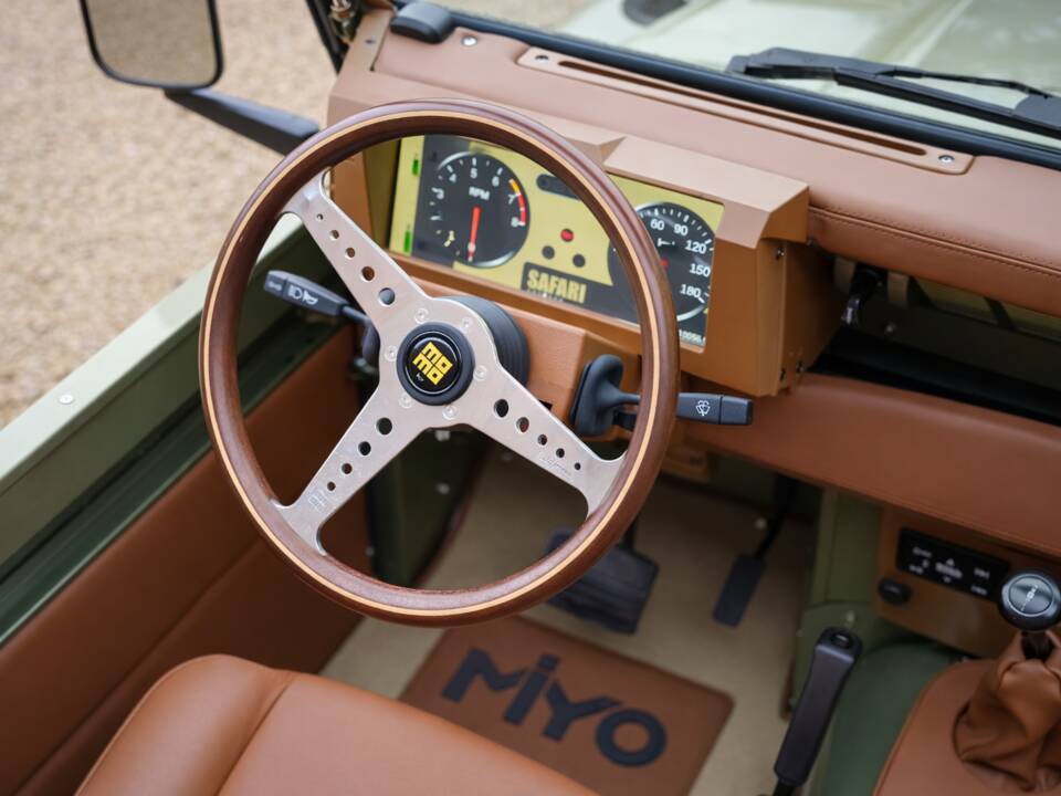 Bild 27/47 von Land Rover 90 (1990)