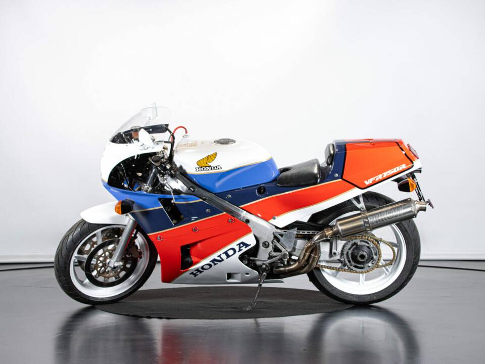 Immagine 1/48 di Honda VFR 750R RC 30 (1988)