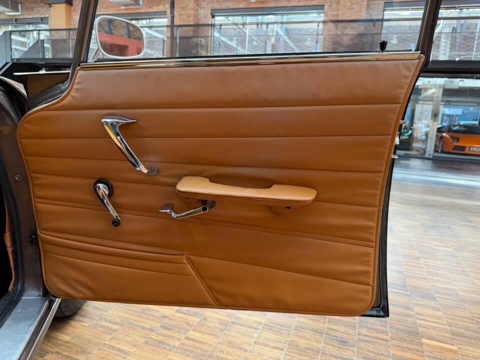 Image 29/40 of Peugeot 404 Break (1965)