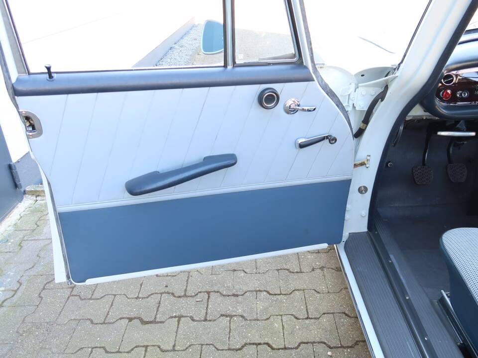 Image 10/50 of Mercedes-Benz 220 b (1965)