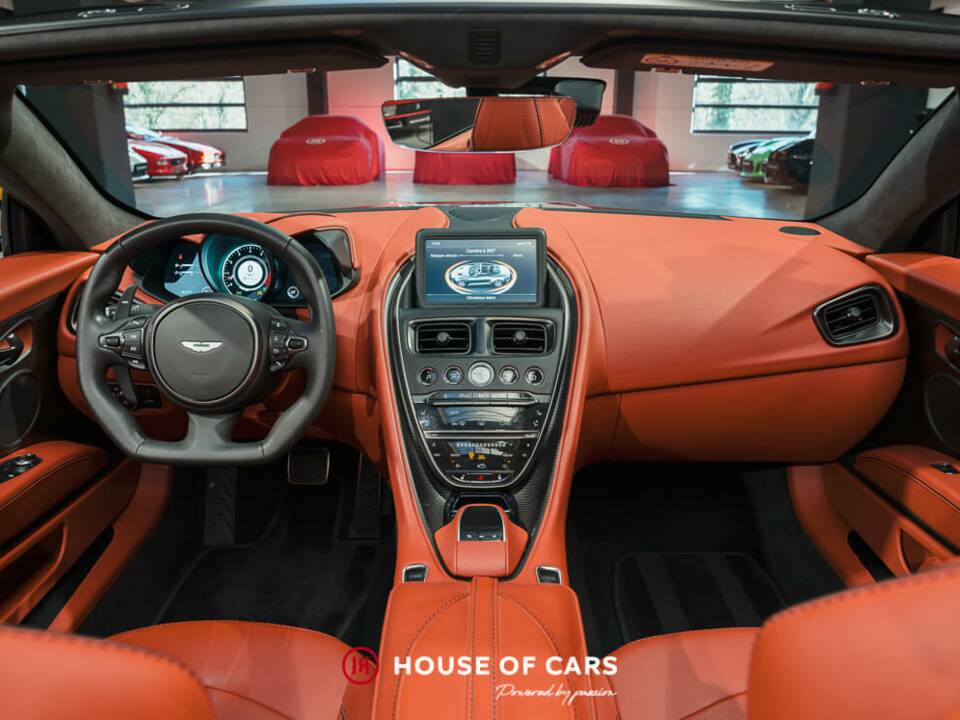 Image 18/25 of Aston Martin DBS Superleggera Volante (2020)