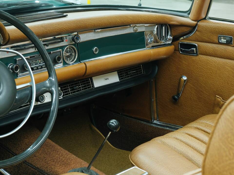 Image 25/50 de Mercedes-Benz 280 SL (1968)