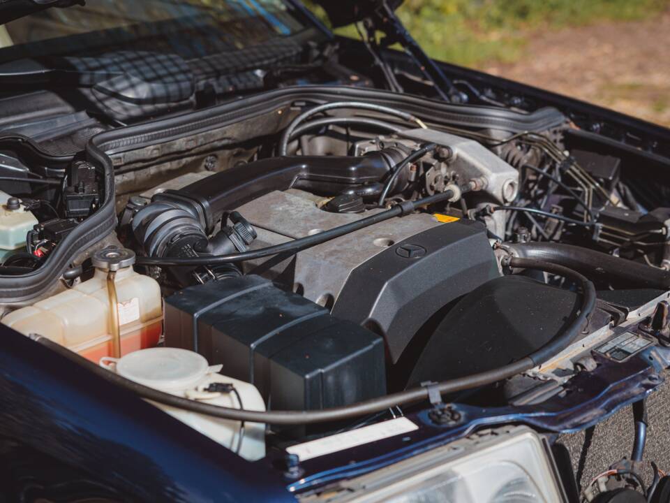 Imagen 33/41 de Mercedes-Benz E 220 (1995)