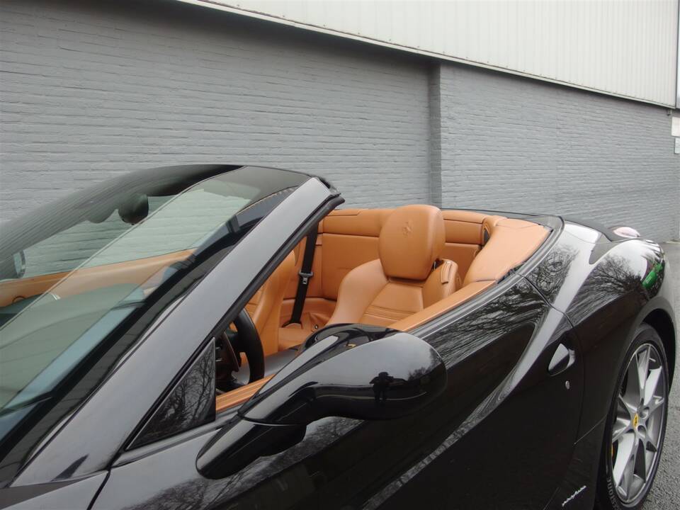Image 32/99 of Ferrari California (2010)