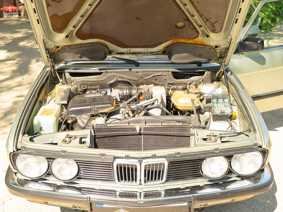 Image 59/63 of BMW 528i (1984)