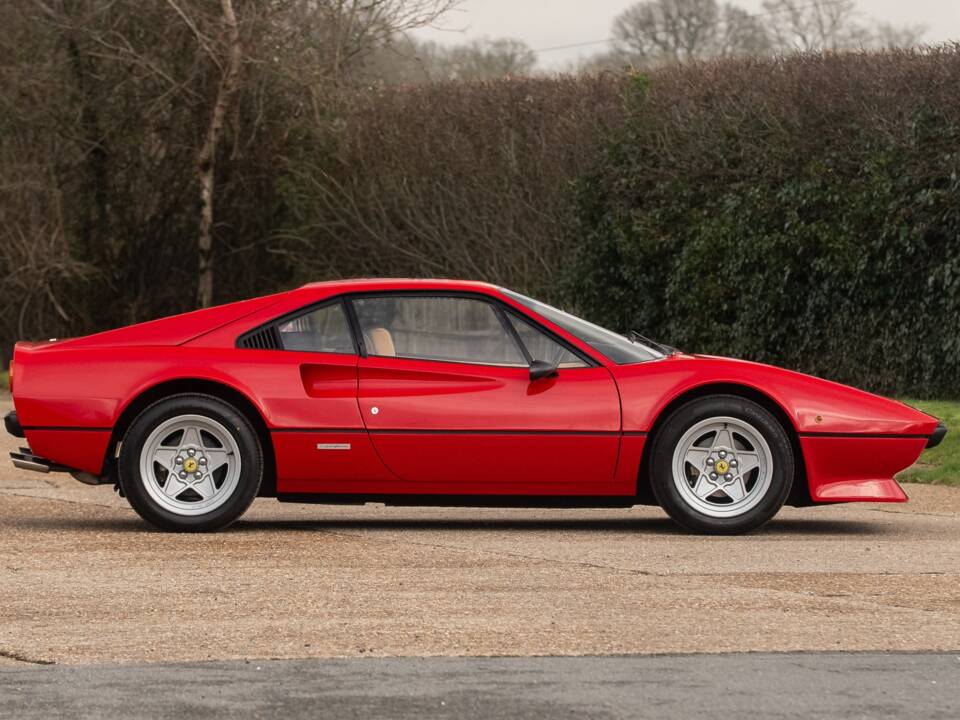 Image 2/50 of Ferrari 308 GTB (1976)