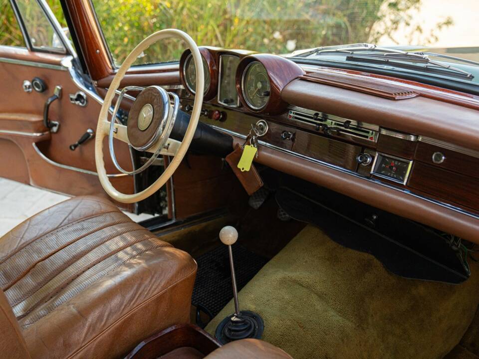 Obraz 47/50 pojazdu Mercedes-Benz 220 SE b (1964)