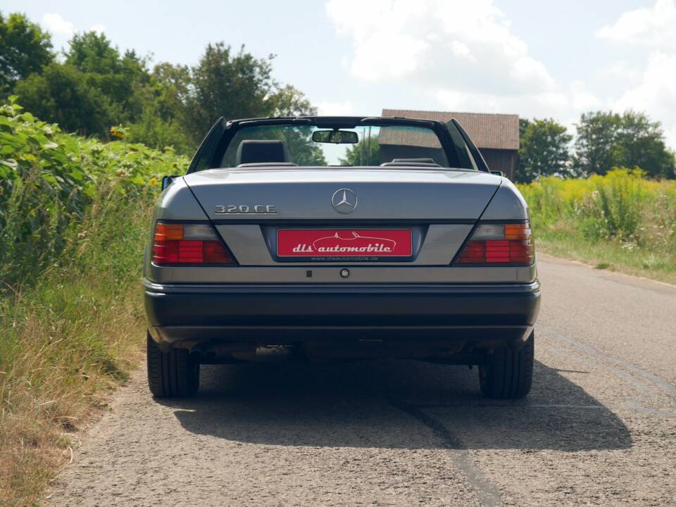 Image 11/50 de Mercedes-Benz 320 CE (1994)