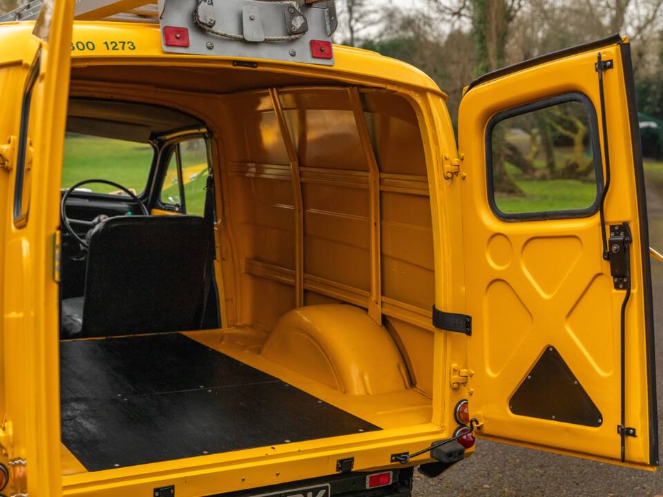 Image 44/50 of Morris Minor Van (1971)