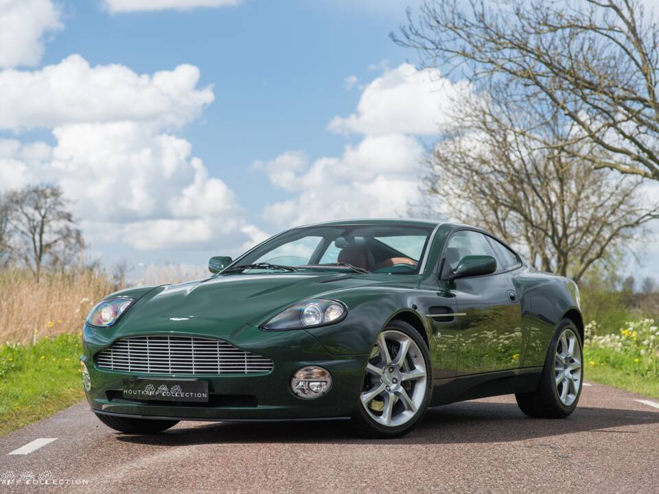 Image 2/17 of Aston Martin V12 Vanquish (2004)