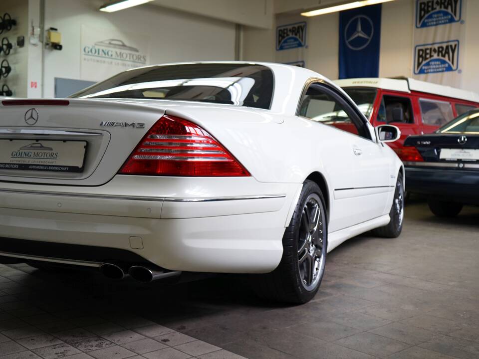 Immagine 13/37 di Mercedes-Benz CL 65 AMG (2005)