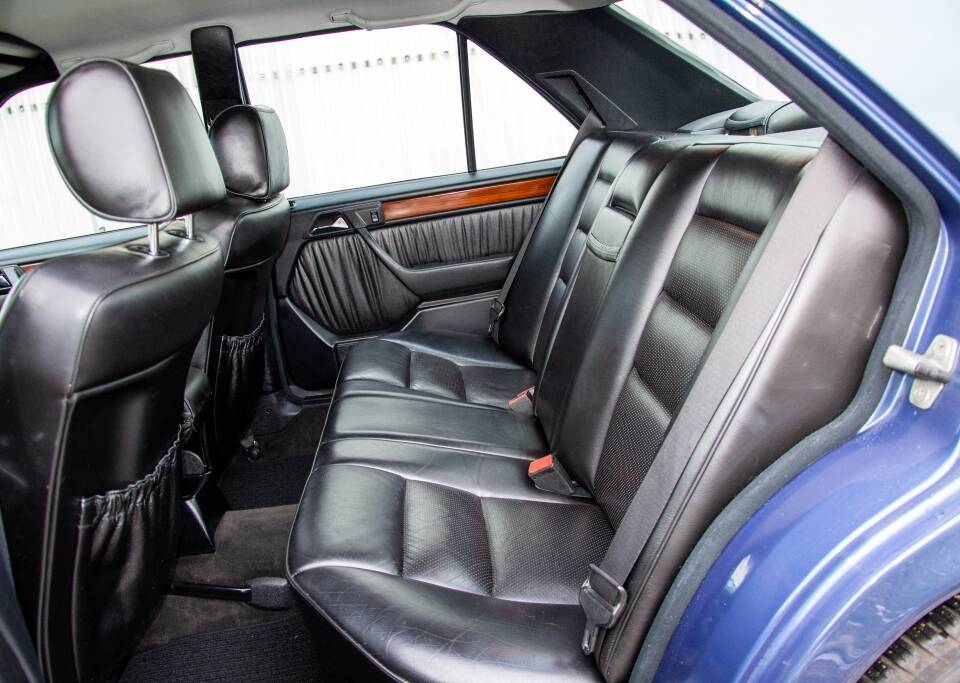 Bild 19/25 von Mercedes-Benz 300 E-24 (1991)