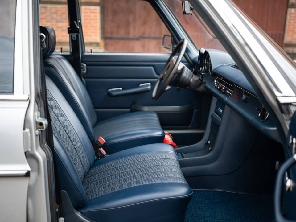 Image 32/63 of Mercedes-Benz 230&#x2F;6 (1974)