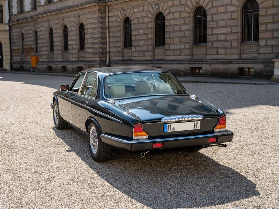 Bild 2/7 von Daimler Double Six (1991)