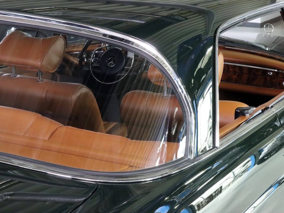 Image 16/99 of Mercedes-Benz 280 SE 3,5 (1971)