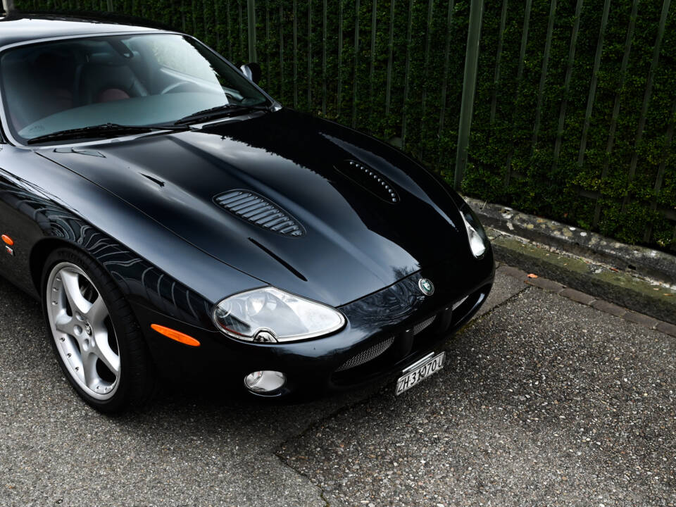 Image 7/51 of Jaguar XKR (2002)