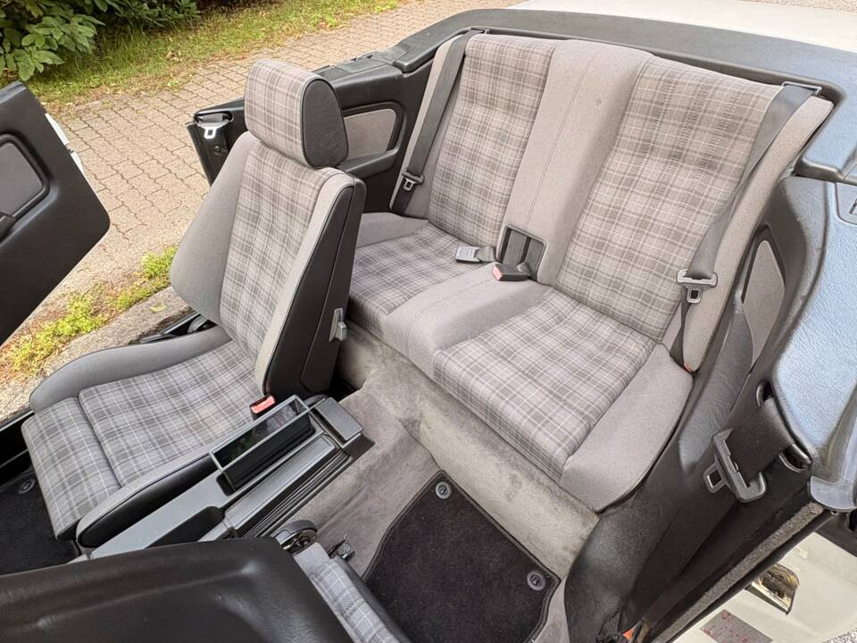 Immagine 21/75 di BMW 320i (1988)