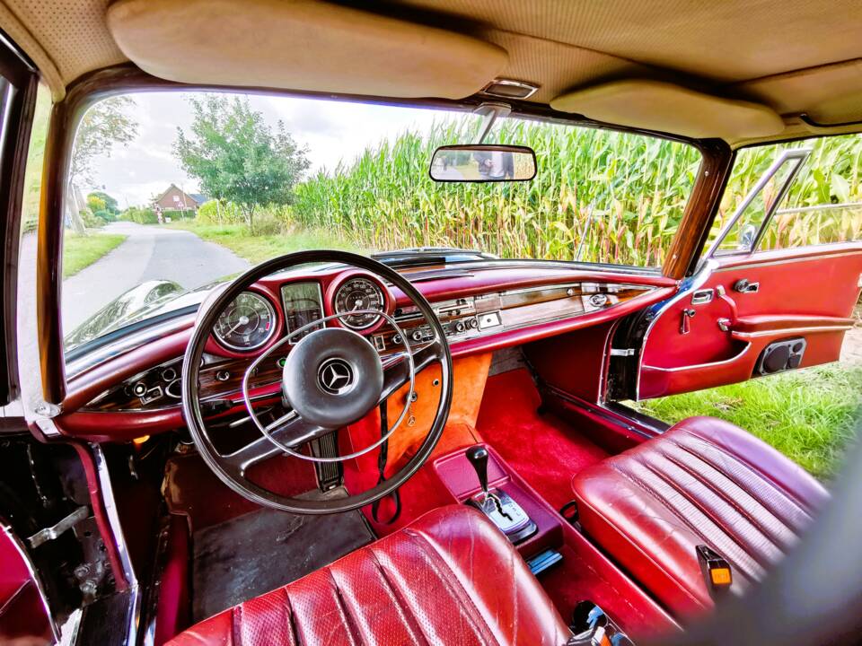 Image 8/24 of Mercedes-Benz 280 SE 3,5 (1971)