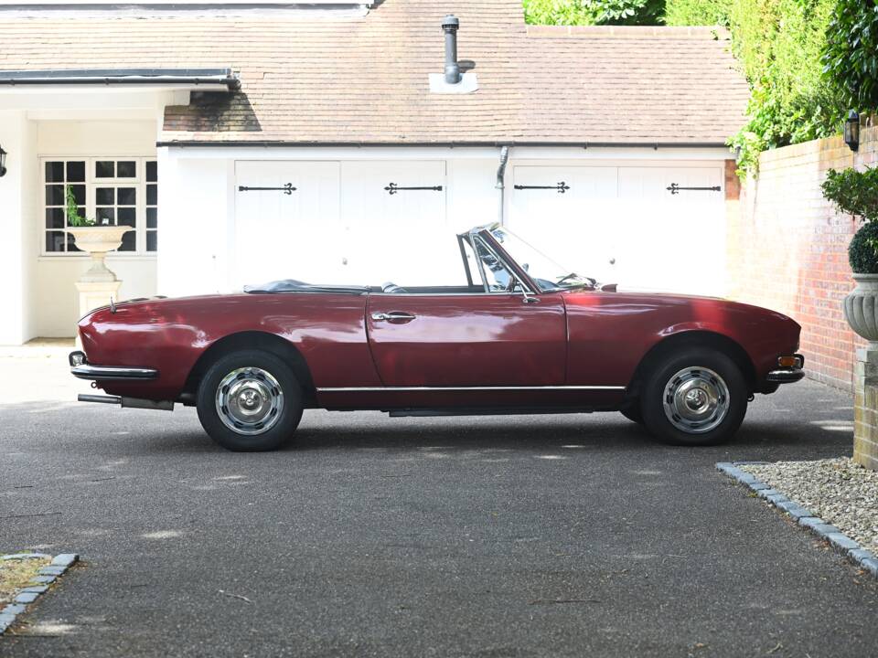 Image 2/18 of Peugeot 504 Convertible (1974)