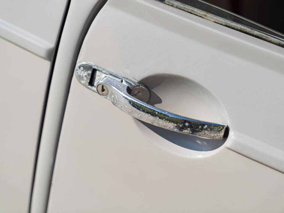 Image 24/50 of Morris Minor 1000 (1958)