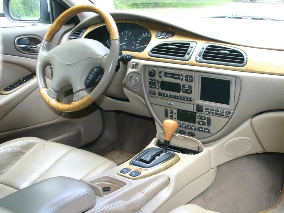 Bild 23/51 von Jaguar S-Type 4.0 V8 (2000)