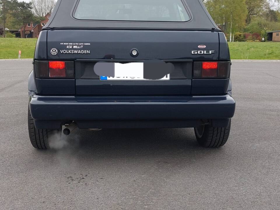 Image 2/4 de Volkswagen Golf Mk I Convertible 1.8 (1989)