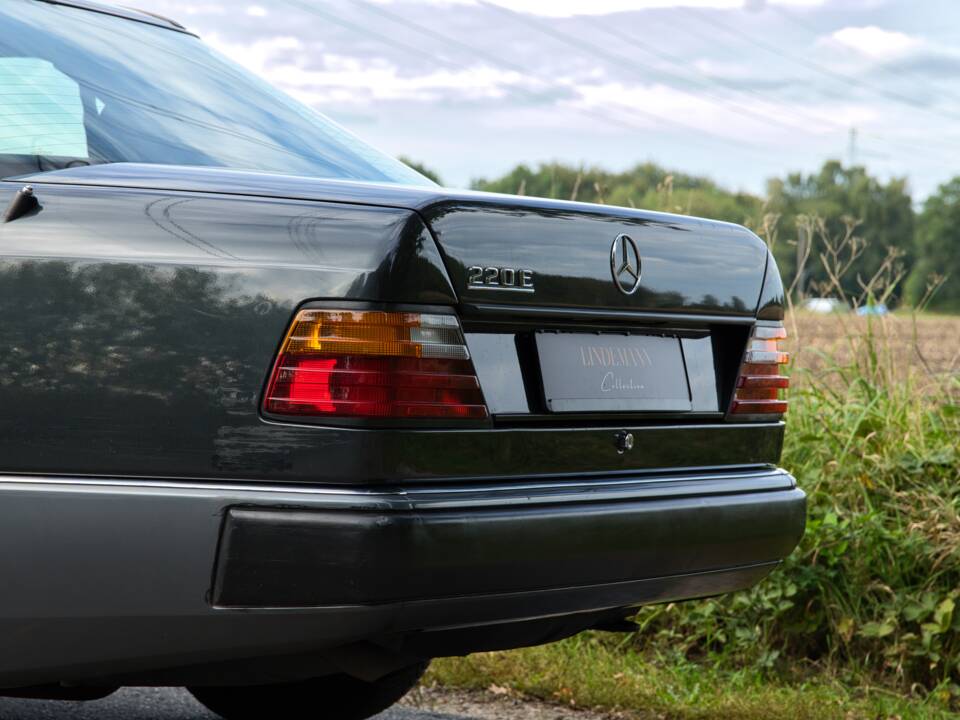 Image 13/63 of Mercedes-Benz 220 E (1993)