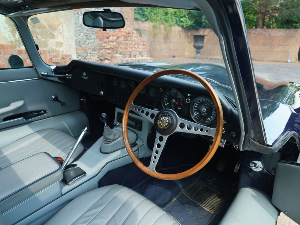 Image 28/35 de Jaguar E-Type (1968)