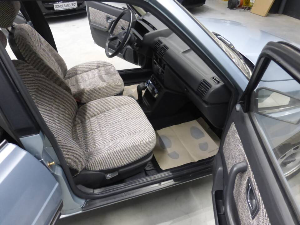 Bild 12/24 von Peugeot 305 (1986)