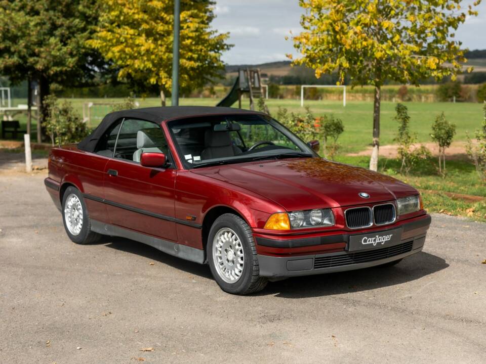 Immagine 11/23 di BMW 318i (1995)