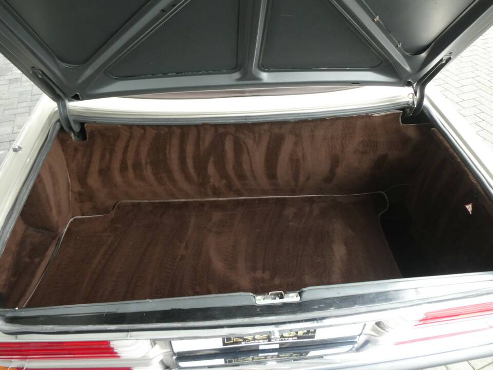Afbeelding 17/23 van Mercedes-Benz 500 SL (1985)