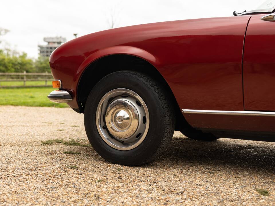 Image 29/45 of Peugeot 504 Convertible (1974)